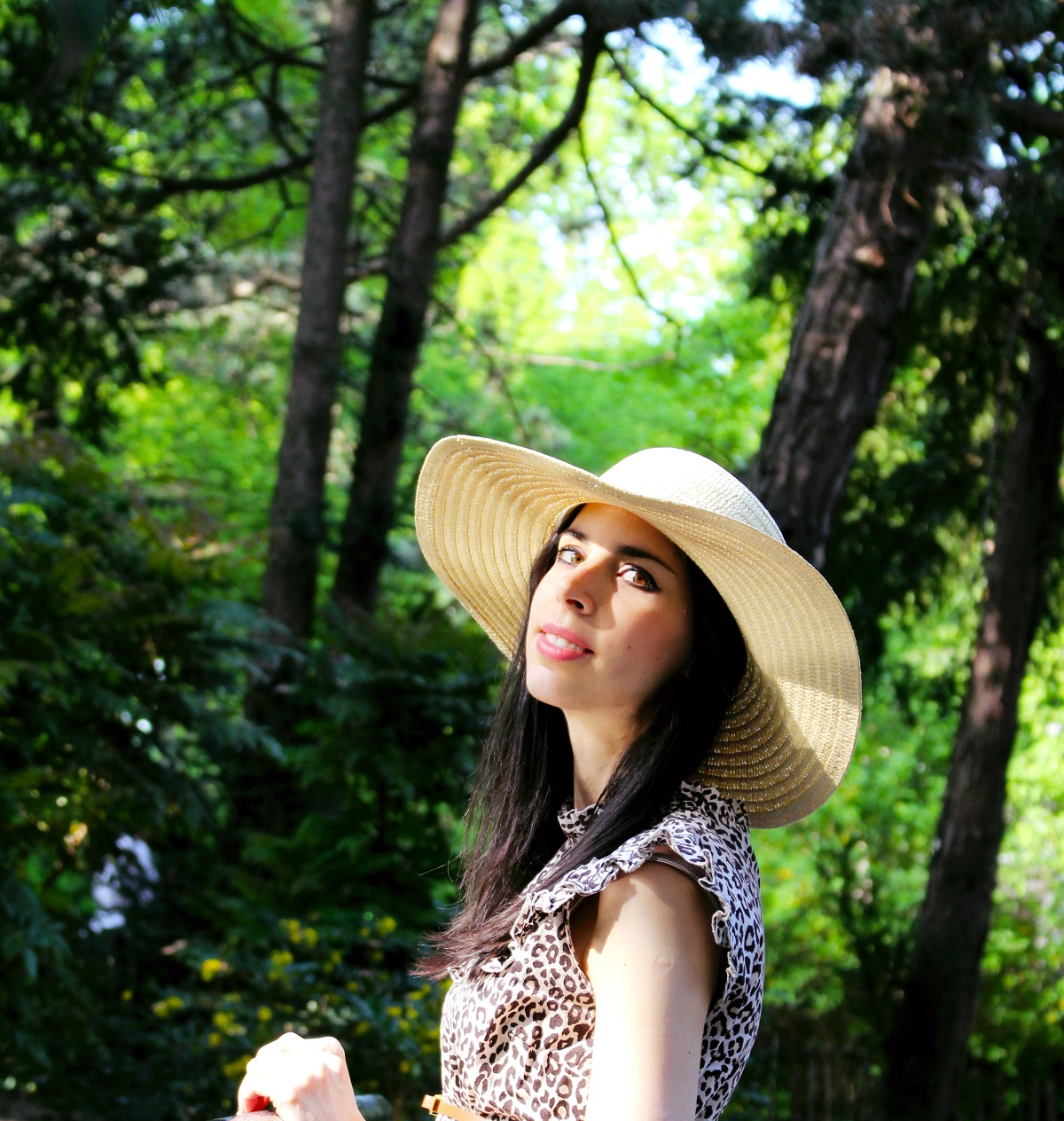portrait-brunette-botanical-park-style